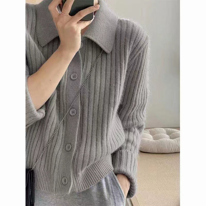 Cardigan pour femmes avec un élégant plastron à boutons et un design à côtes ultra-moderne Chic & Stil