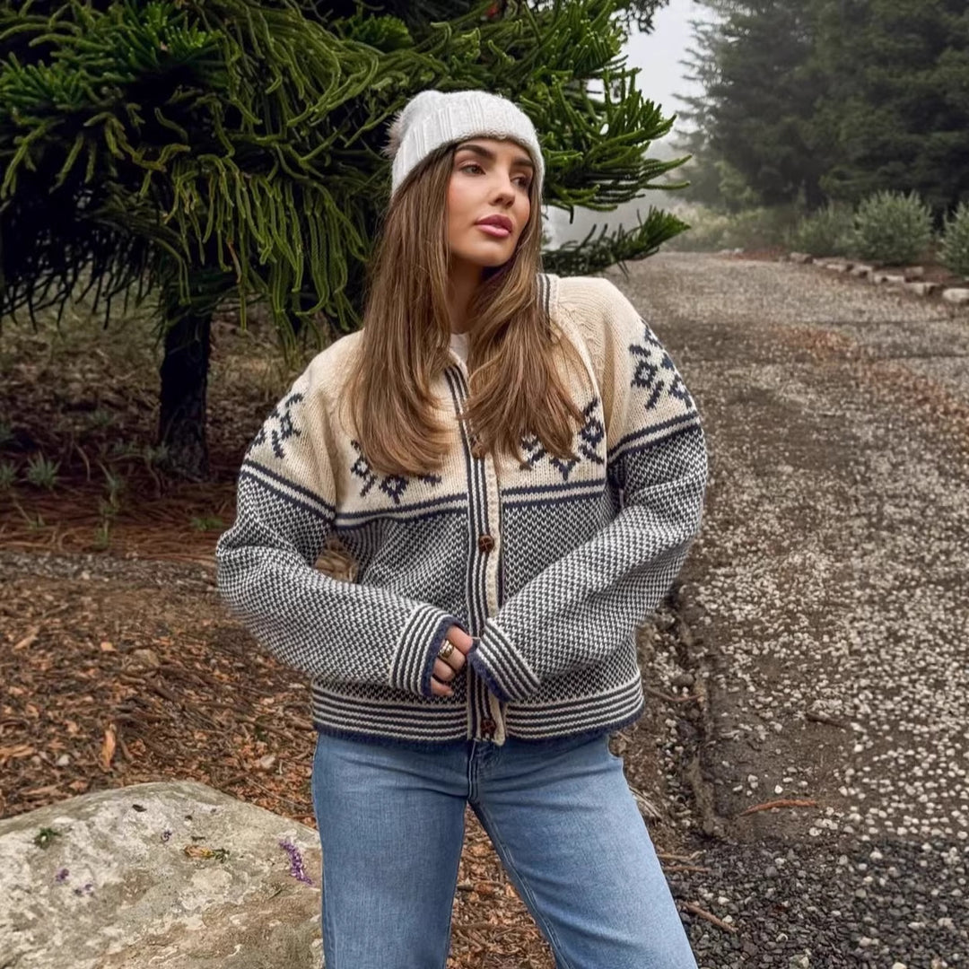 Veste en tricot pour femmes avec motif traditionnel et patte de boutonnage Chic & Stil
