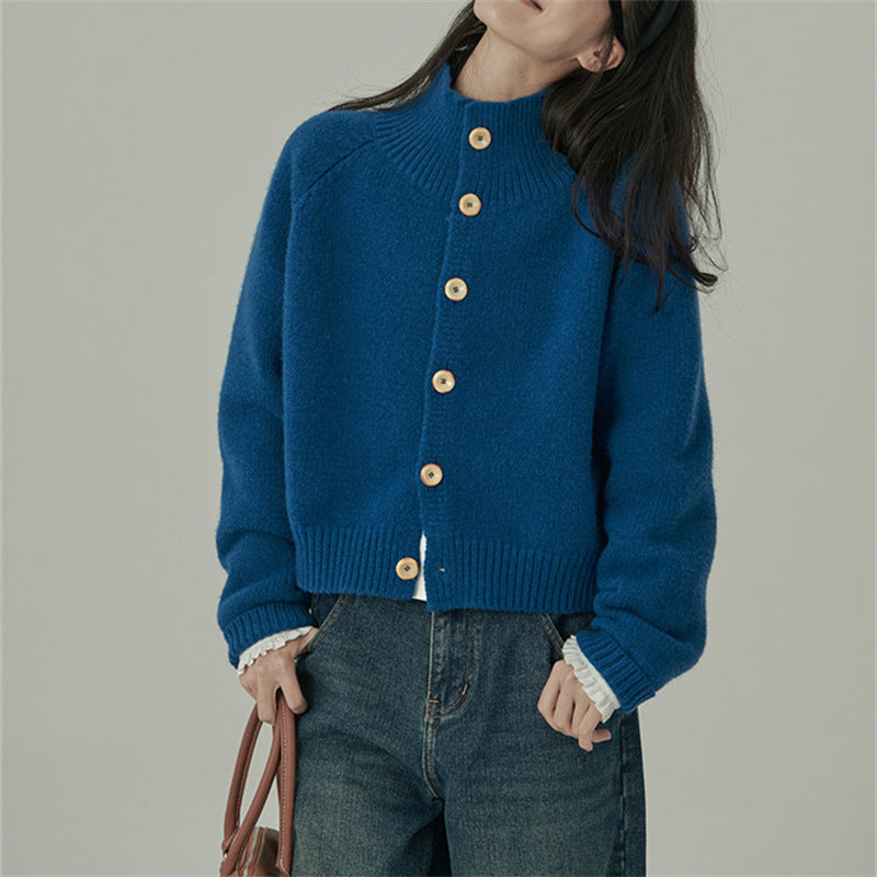 Cardigan pour femmes avec col haut et grands boutons en bois Chic & Stil