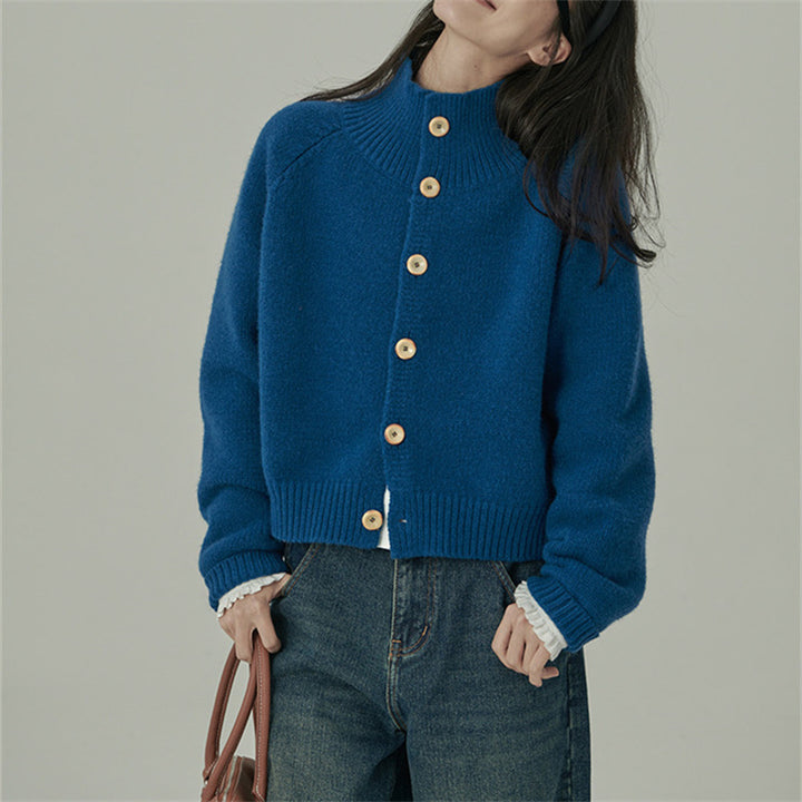 Cardigan pour femmes avec col haut et grands boutons en bois Chic & Stil