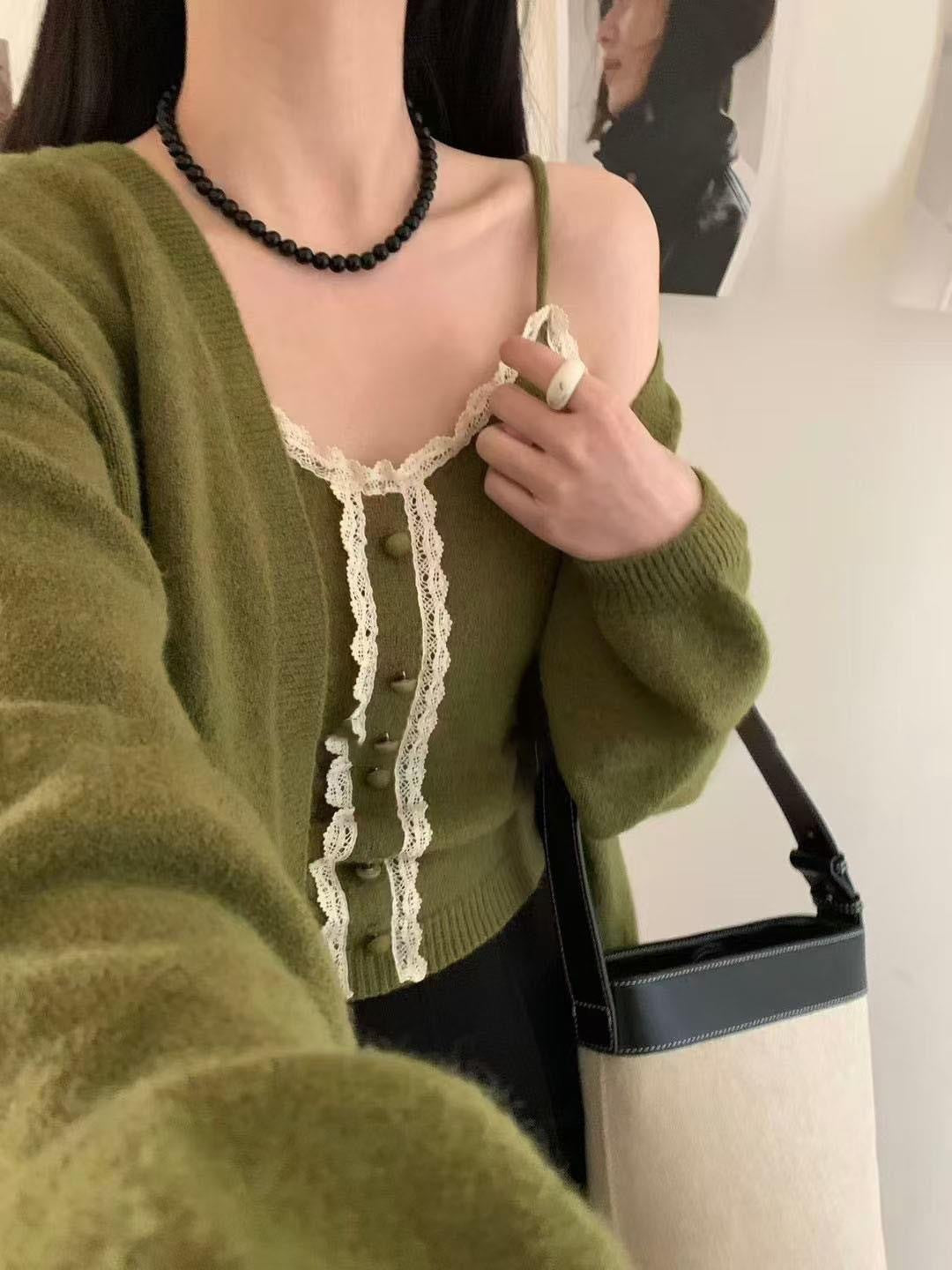 Chemisier tricoté pour femmes avec bordure en dentelle romantique et coupe décontractée Chic & Stil