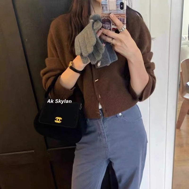 Cardigan pour femmes avec un deep V-neck et des boutons élégants Chic & Stil