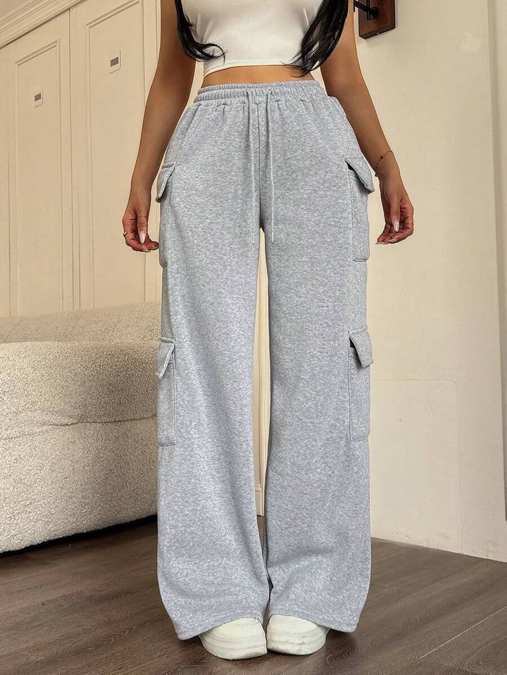 Pantalon cargo décontracté pour femmes avec jambes larges et poches pratiques Chic & Stil