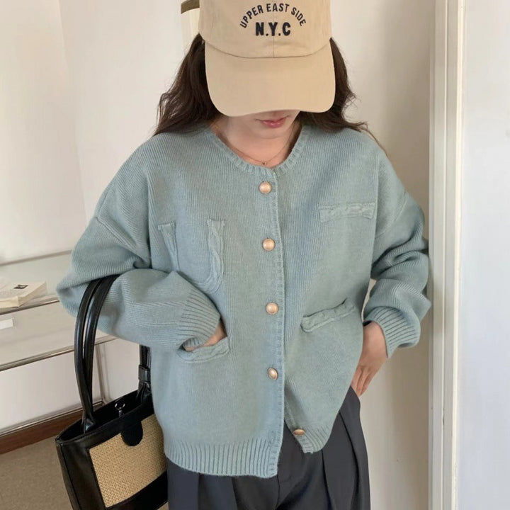 Cardigan pour femmes avec détails de boutons et poches généreuses Chic & Stil