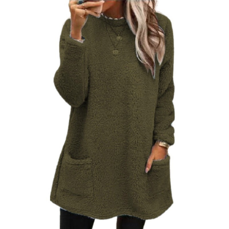 Comfortable fleece sweater for women with a loose fit and practical pockets Lune London