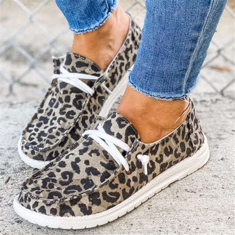 Casual slip-on sneakers for women with elastic details and non-slip sole Lune London