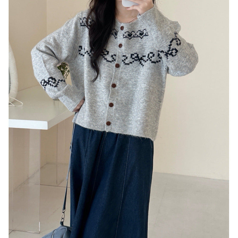 Cardigan tricoté ludique pour femmes avec boutons en bois et motifs traditionnels Chic & Stil