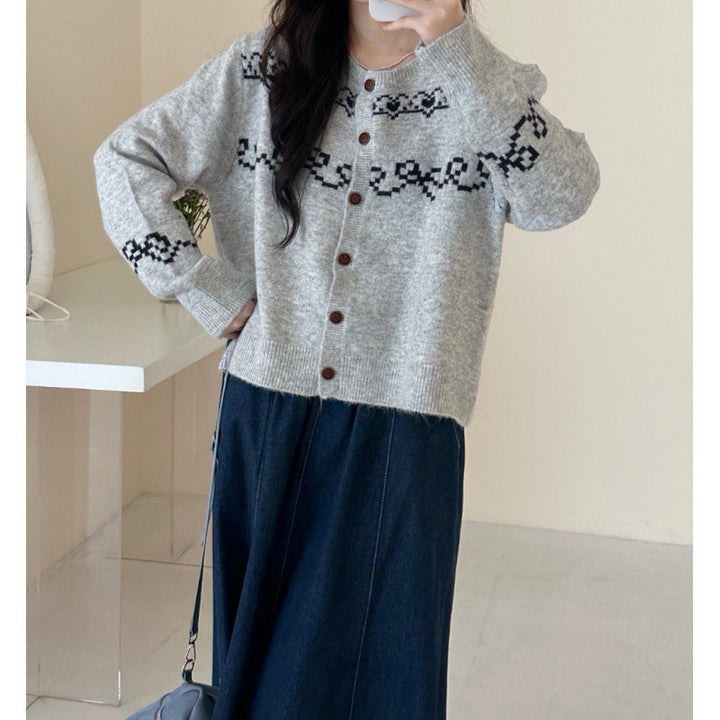 Cardigan tricoté ludique pour femmes avec boutons en bois et motifs traditionnels Chic & Stil