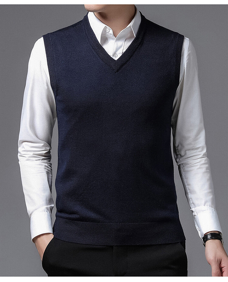 Men's V-neck sweater in fine cotton blend with elegant structure Lune London