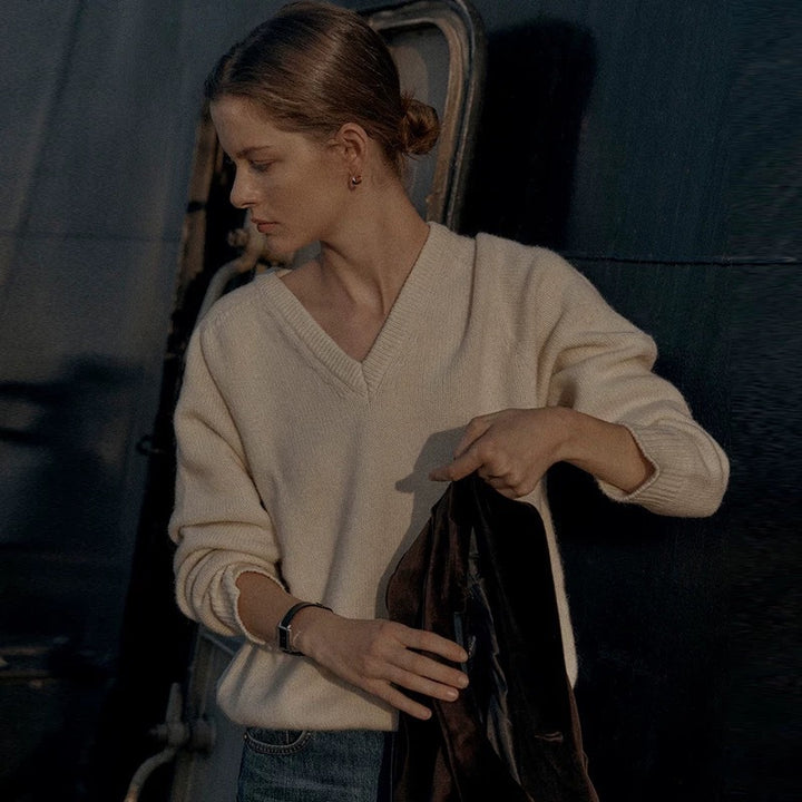 High quality wool pullover with V-neck for women Lune London