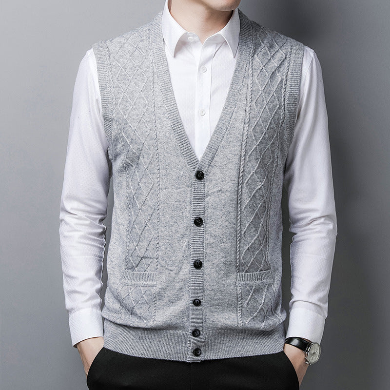 Elegant knitted vest for men with diamond pattern and practical pockets Lune London