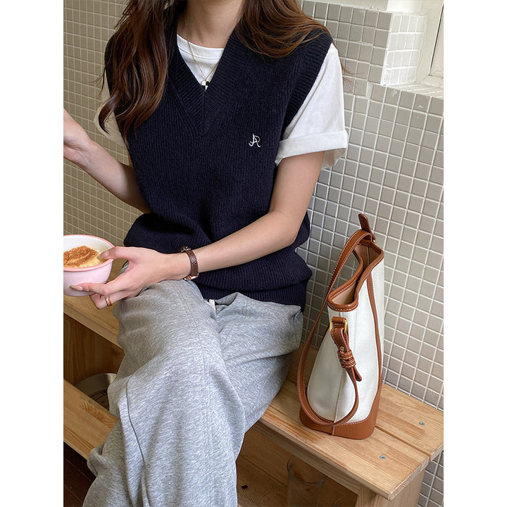 Women's knitted sweater with V-neck and fine ribbed structures Chic & Stil