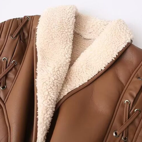 Veste en faux cuir pour femmes avec doublure en teddy luxueuse et détails de lacets artistiques Chic & Stil
