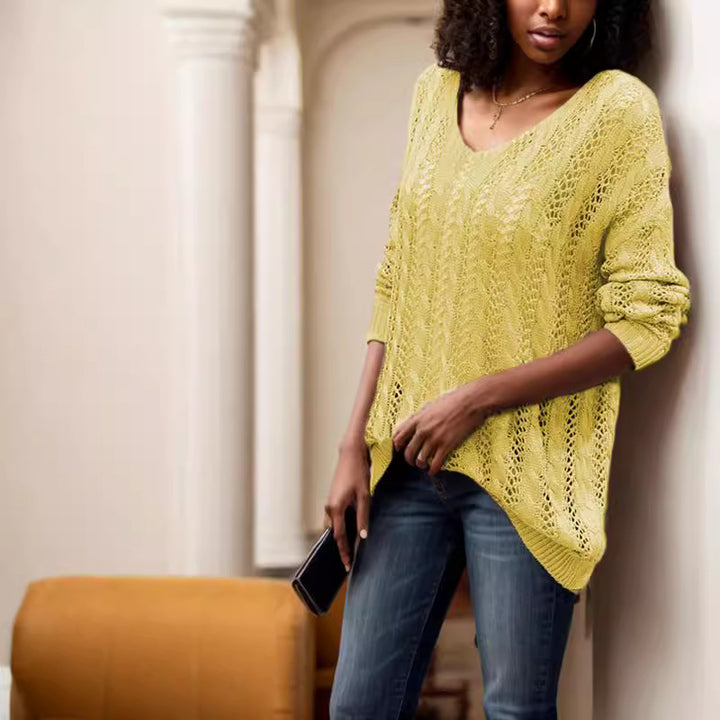 Thick knitted pullover for ladies with a breathable knit structure and a V-neck Lune London