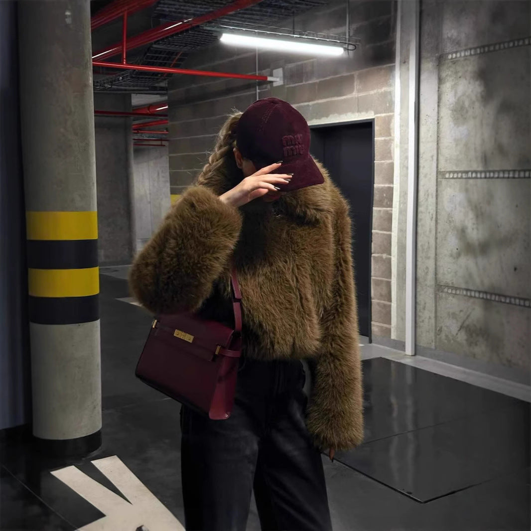 Fashion faux fur jacket for women with a short cut and voluminous sleeves Lune London