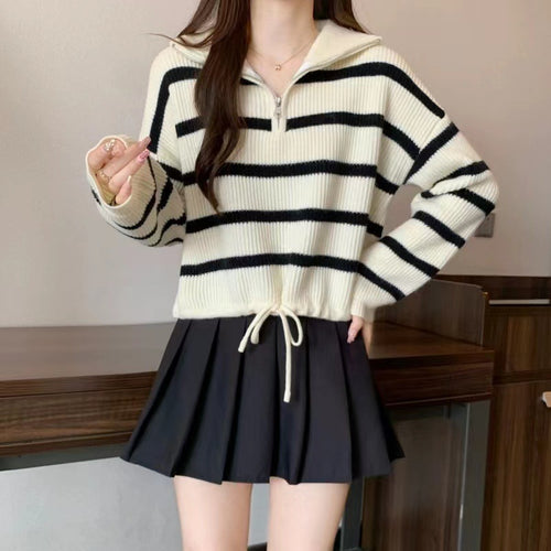 Cropped sweater for women with a high collar and braided hem Lune London