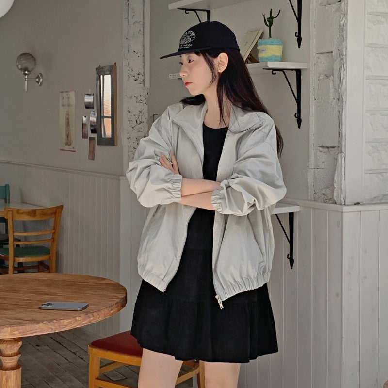 Ladies sporty jacket with lightweight material and elastic cuffs
