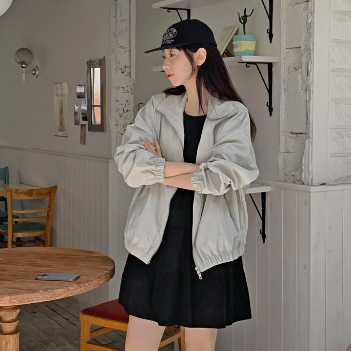 Ladies sporty jacket with lightweight material and elastic cuffs