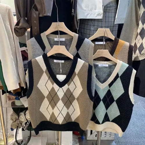 Modern plaid knitted vest for ladies Lune London