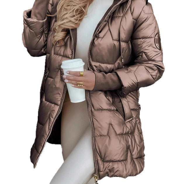 Veste d'hiver matelassée pour femmes avec un design de capuche pratique et des accents à la mode Chic & Stil