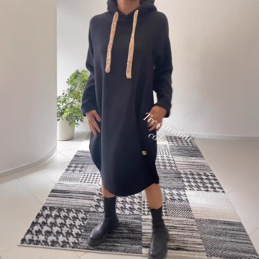 Robe hoodie femme dans un style décontracté oversize avec des accents scintillants Chic & Stil