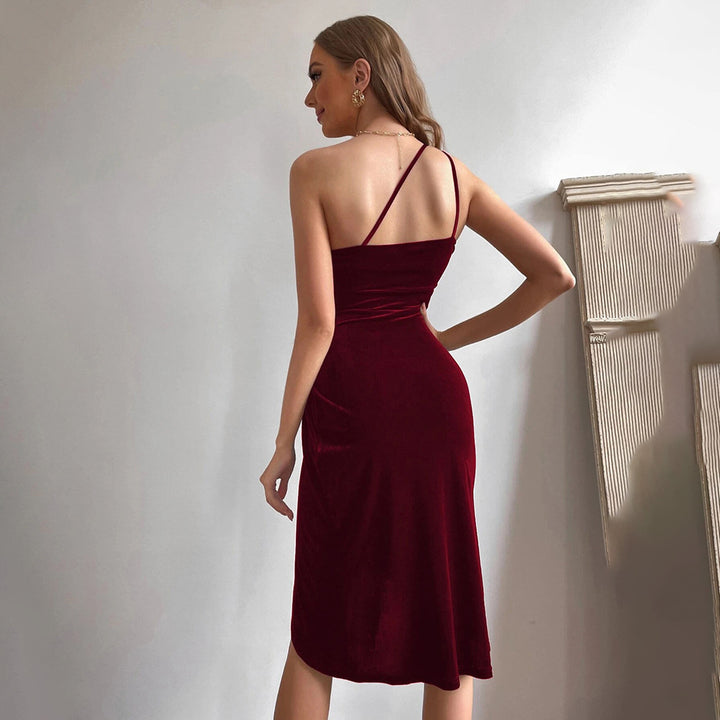 Robe minime en velours pour femmes avec décolleté asymétrique et détails en volants Chic & Stil