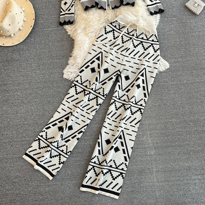 Trendy knit suit for women with geometric patterns Lune London
