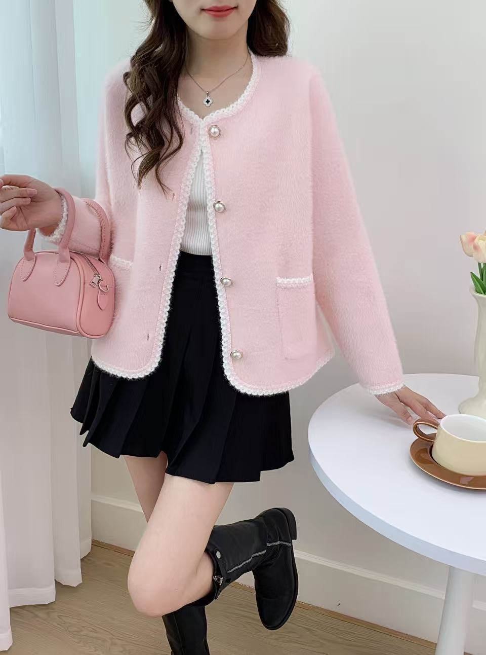 Cardigan féminin élégant avec patte de boutonnage décorative et poches