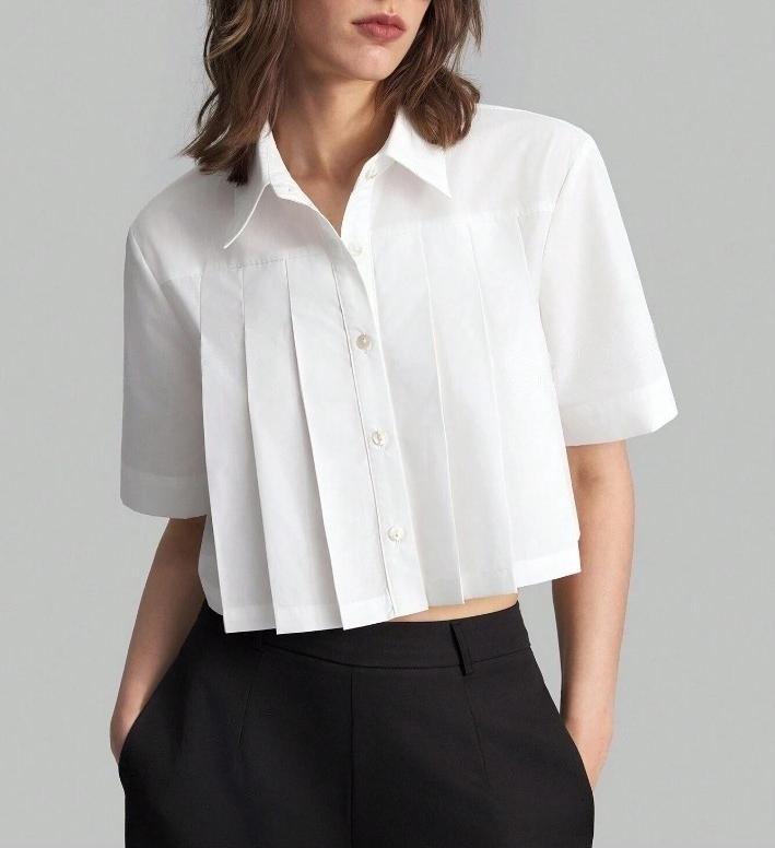 Short-sleeved blouse for women with an elegant pleated effect Chic and Style