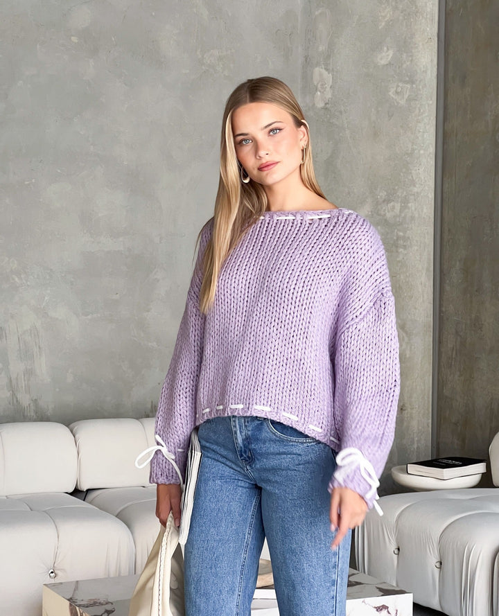 Pull en tricot décontracté pour femmes avec épaules dénudées et détails à cordon Chic & Stil