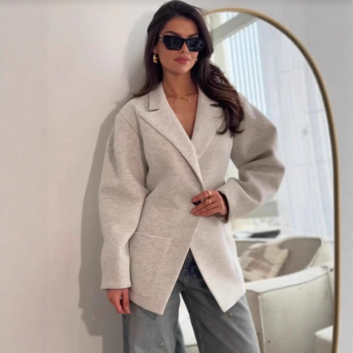 Modern jacket for women with an oversized fit and pockets Lune London