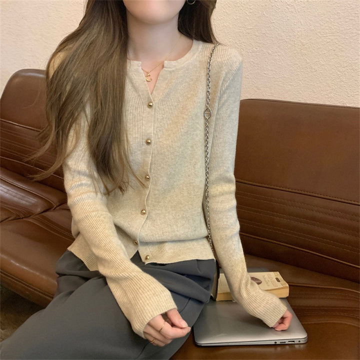 Cardigan en tricot élégant pour femmes avec détails en boutons et structure en fine côtes Chic & Stil