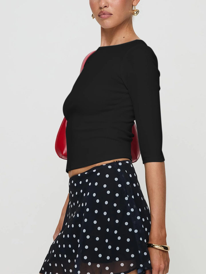 Chemise à manches longues coupée pour femmes avec un col rond élégant et une coupe flatteuse.