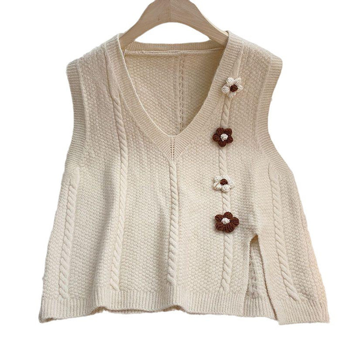 Ladies chunky knit cardigan with V-neckline and floral accents Lune London