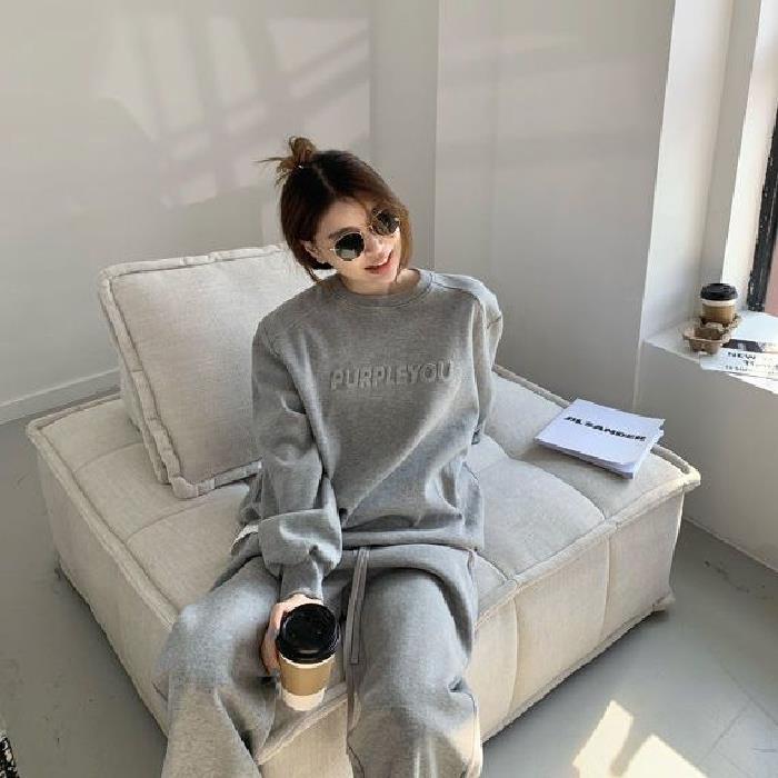 Women's Urban Lounge Outfit with oversized sweatshirt and casual joggers Chic & Stil