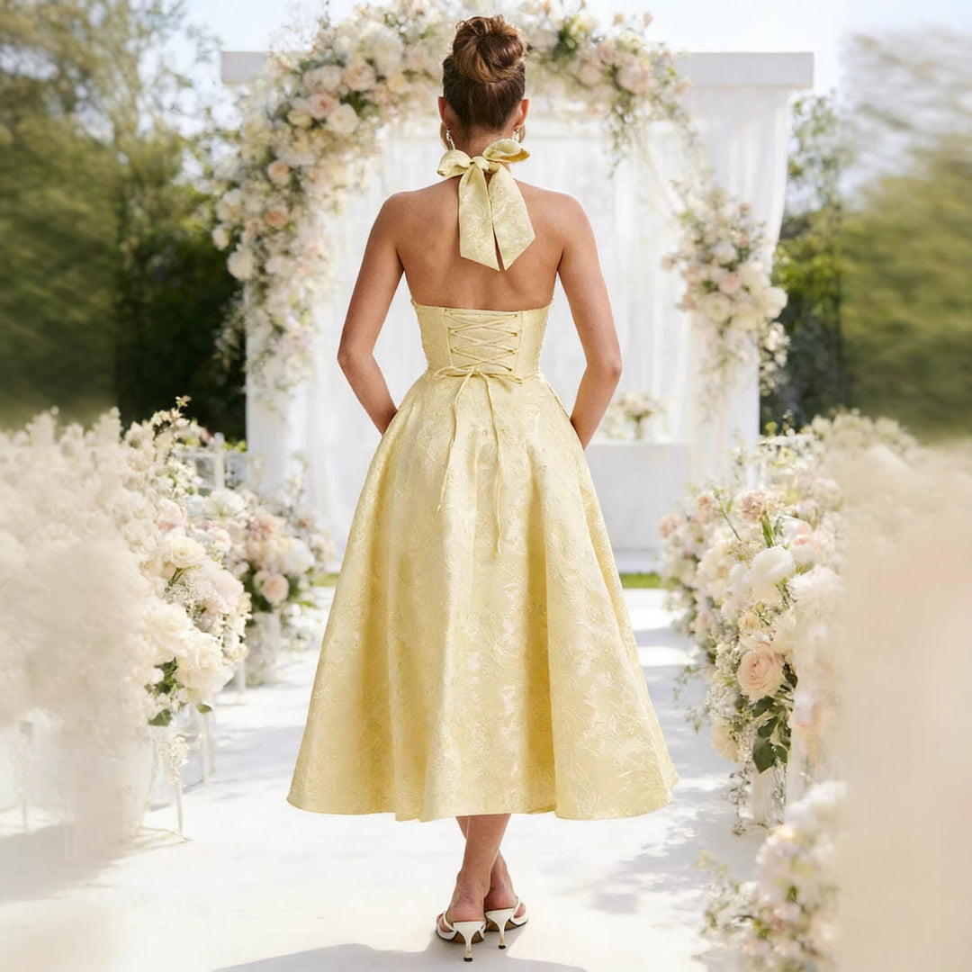 Elegant wedding dress for women with a sophisticated halter neck and a flowing skirt Chic & Stil