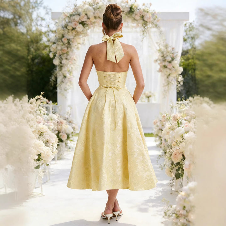 Elegant wedding dress for women with a sophisticated halter neck and a flowing skirt Chic & Stil