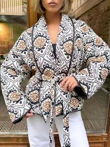 Veste matelassée élégante pour femmes avec ceinture à la taille et manches larges Chic & Stil