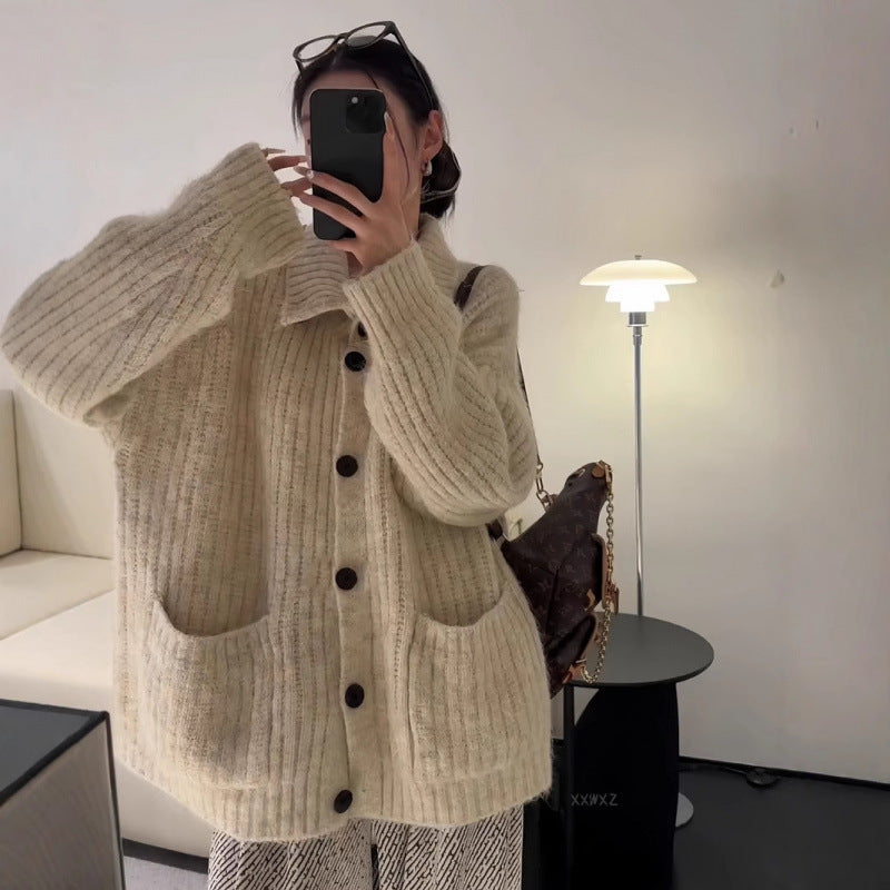 Cardigan pour femmes avec décolleté en V profond et poches pratiques Chic & Stil