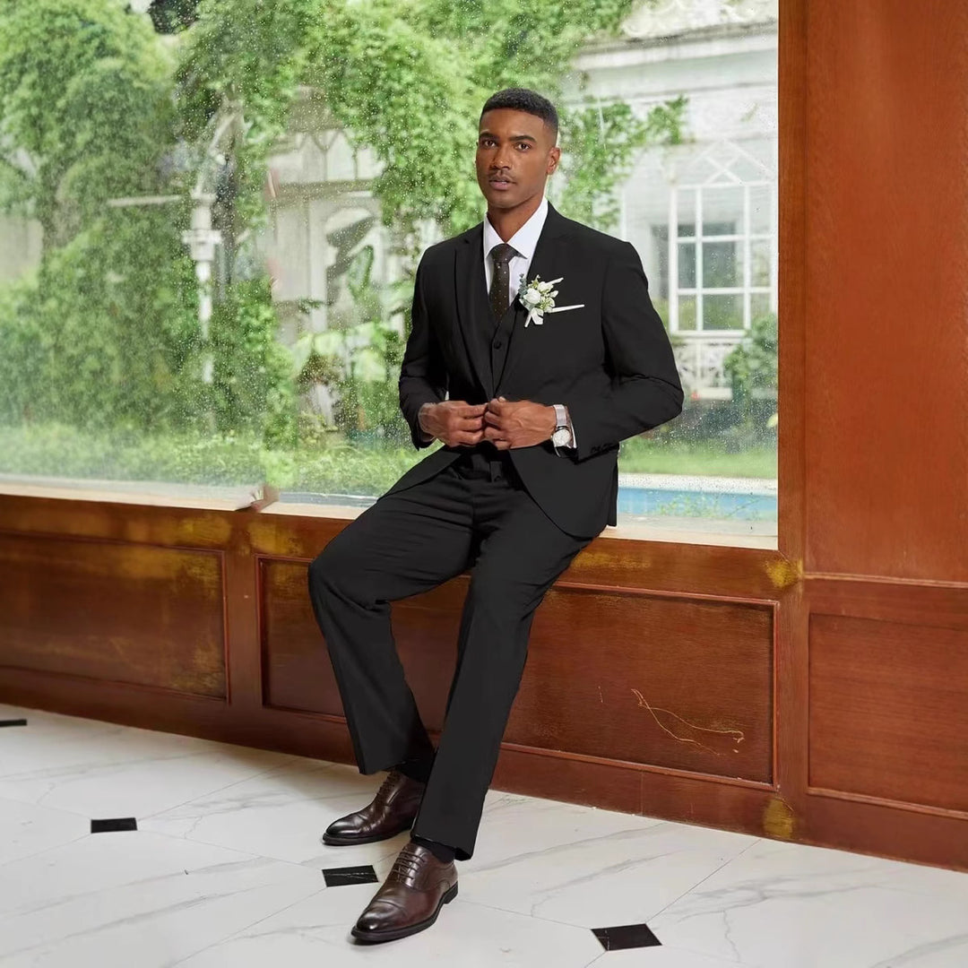 elegant suits for men made of three pieces with fine material and a modern fit Lune London