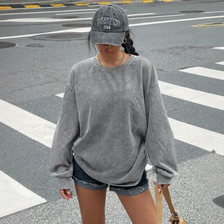 Casual sweatshirt for women with oversized fit and soft material Lune London