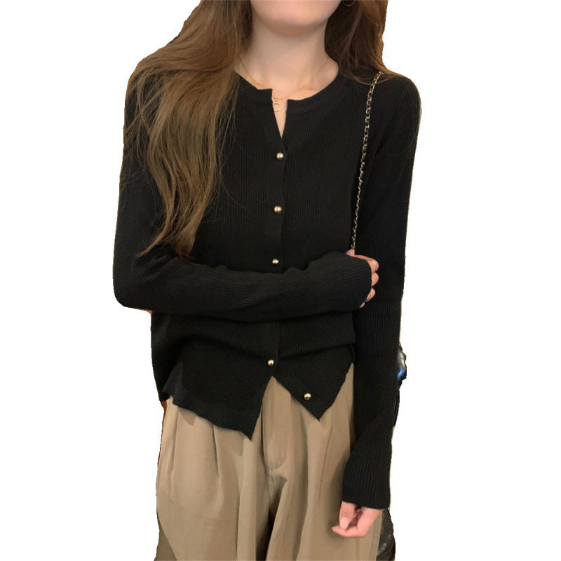 Cardigan en tricot élégant pour femmes avec détails en boutons et structure en fine côtes Chic & Stil
