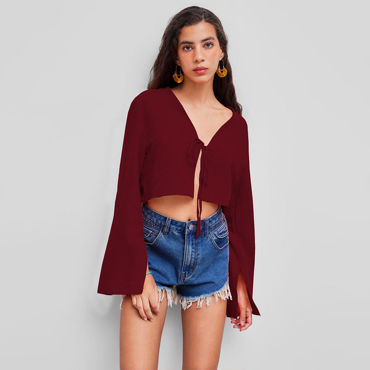 Short top for women with a deep V neckline and a playful bow Chic & Stil