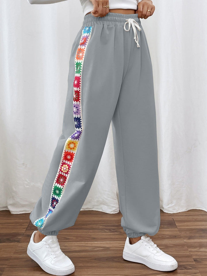 Leisure pants for women with a colorful floral pattern and an elastic waistband Lune London