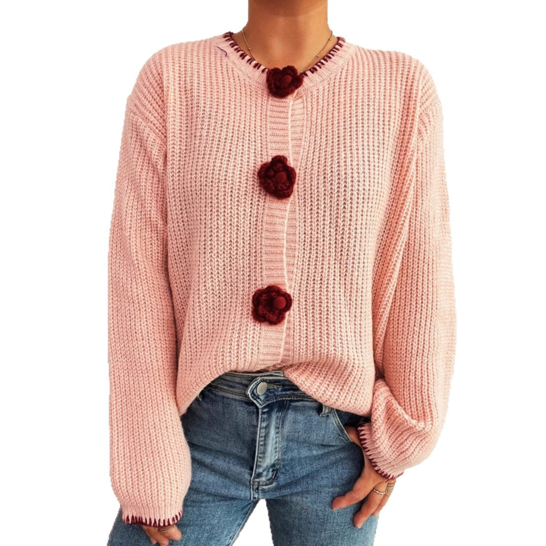 Cardigan pour femmes avec des détails de boutons floraux et un tissu texturé Chic & Stil
