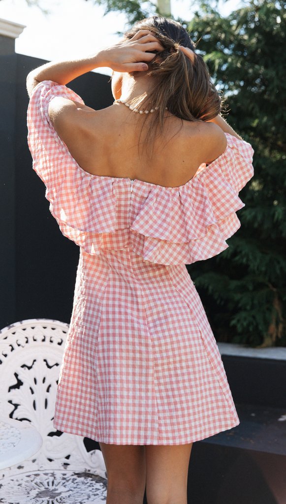 Robe d'été femme à épaules dénudées avec volants et joli motif à carreaux Chic & Stil