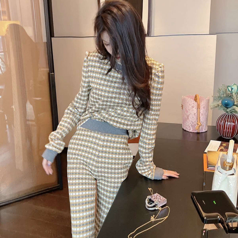 Ladies stylish comfortable lounge set with modern plaid pattern and loose fit Chic & Stil