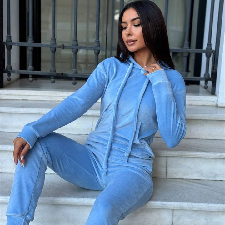 Thermal tracksuit set for women in luxurious velvet with high collar and practical pockets Lune London