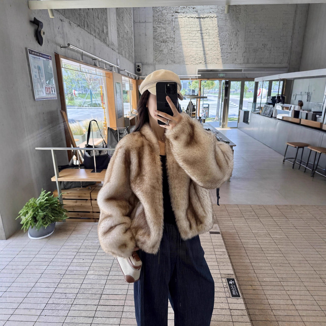 Elegant and comfortable short jacket for women with wide sleeves Lune London