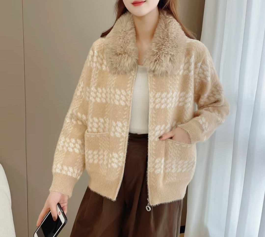 Cardigan pour femmes designer avec col en fausse fourrure luxueux Chic & Stil